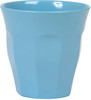 Turkos mugg i plast utan mönster